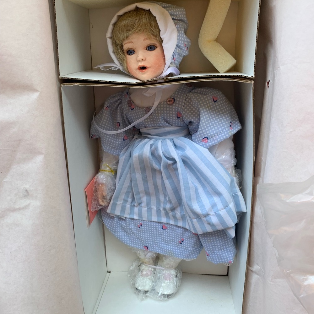 PARADISE GALLERIES Treasury Collection PORCELAIN Doll Musical Melanie